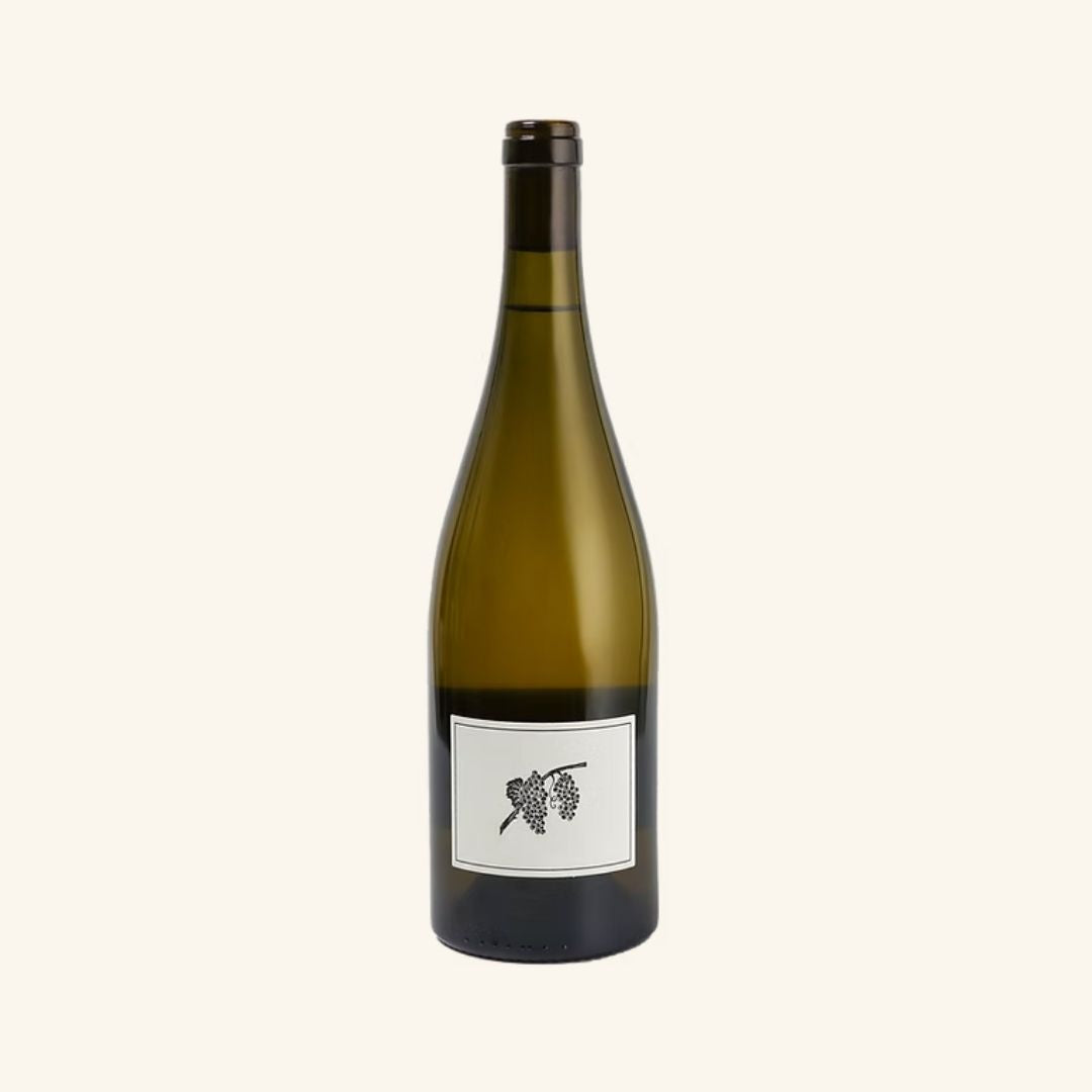Wine bottle with a label depicting a bunch of grapes on a white background